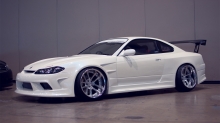 Белый Nissan Silvia/SX с хромированными дисками